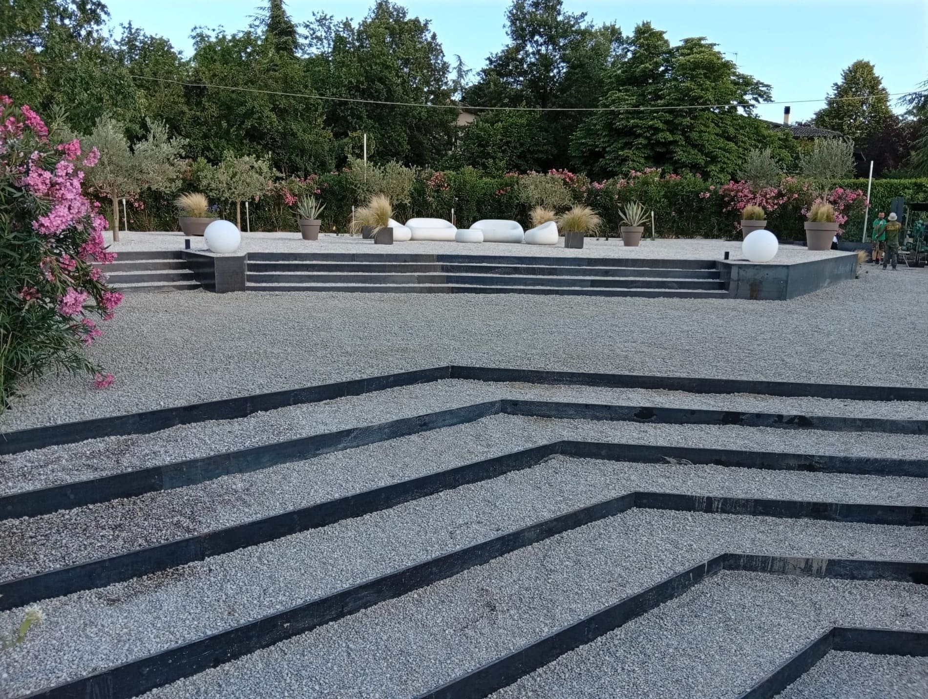 Giardino elegante con piante ornamentali e design paesaggistico a Reggio Emilia, servizi di giardinaggio professionali.
